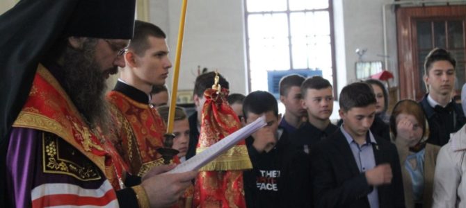 В Свято-Троицком соборе города Моршанска епископ Гермоген совершил молебен для выпускников школ города Моршанска и Моршанского района